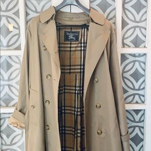 Beautiful Authentic BURBERRY Trench Coat